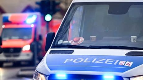 Mann (43) und Frau (56) verhaftet - Junge Frau (19) in Holzkiste eingesperrt
