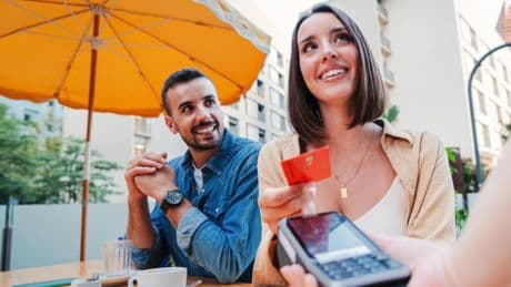 Los 4 errores que nunca debes cometer si viajas al extranjero en verano y usas tu tarjeta