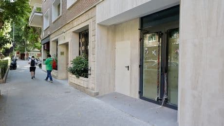 Vecinos de Parque de las Avenidas protestan alentados por el temor a convivir con un hostal para solicitantes de asilo