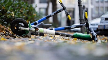 Anzeige wegen Trunkenheit: Alkohol im Blut, Handy am Ohr, Kind auf E-Scooter