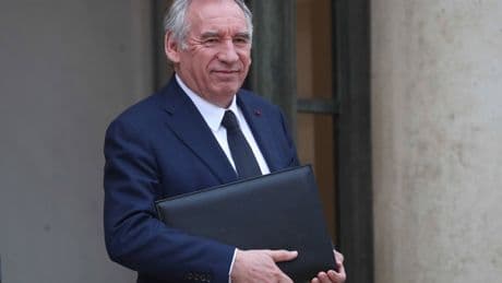 Déserts médicaux : François Bayrou manie la carotte et le bâton avec les médecins… mais ne convainc pas