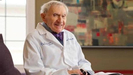 Tucker, médico de 102 años: "Me salto la comida pero siempre tomo algo dulce, a veces fruta y a veces helado"