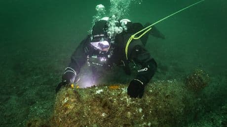 Taucher entdecken mehr als ein Dutzend englische Kanonen vor Helgoland