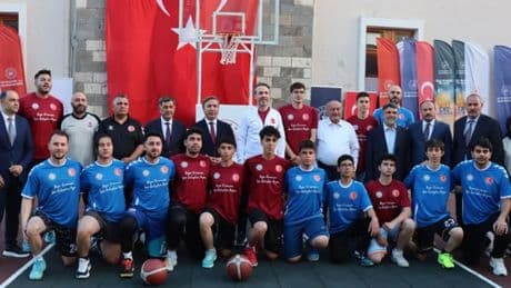Bakan Bayraktar Erzincan'da gençlerle basketbol maçı yaptı