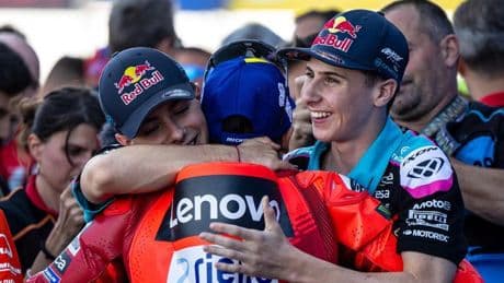 La mirada reverencial de dos campeones que idolatran al profesor Márquez