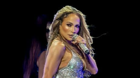 La rutina de alimentación y ejercicio que mantienen en forma a Jennifer Lopez a sus 56 años