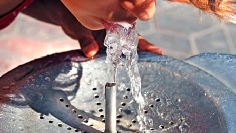 Seuls 9 % des lieux publics respectent la loi obligeant la présence de fontaines à eau