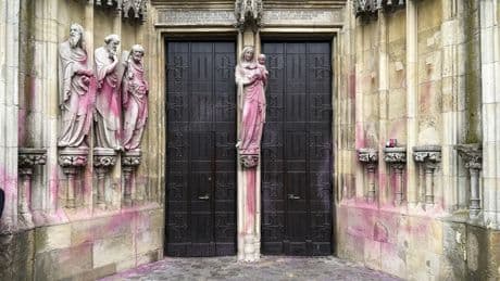 Angriffe auf Kirchen: Exkremente in Weihwasserbecken und Beichtstühlen