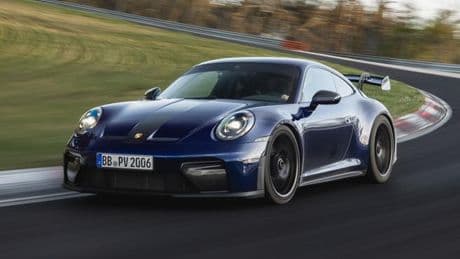 I ragazzi possono noleggiare supercar e auto di lusso? Che cosa dice la legge