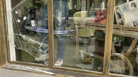 Un ladrón sale de comisaría, roba en una peluquería de Vitoria y le detienen por olvidarse una chancla dentro