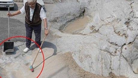 Mahalledeki 452 yıllık gizemli iz! ‘11 yaşında geldim 65 yıldır her gün aynı yeri temizliyorum’