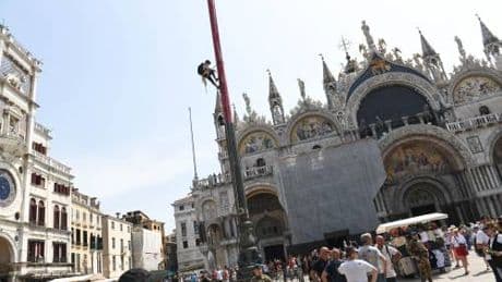 Protesta-show degli attivisti "anti". E il Pd monta la polemica (inutile)