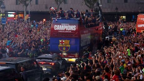 Barcelonalı futbolcular taraftarıyla buluştu