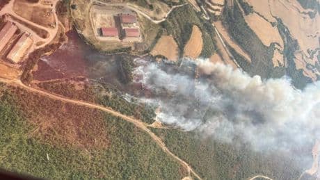 Estabilizado un incendio en Pinós aunque la amenaza del viento obliga a la prudencia