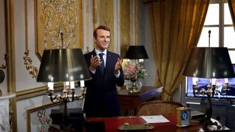 Activisten stelen ‘Emmanuel Macron’ uit museum in Parijs
