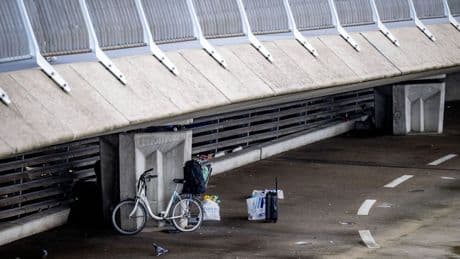 Honderd man druk bezig – en het helpt niets