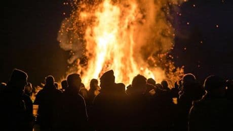 Brauchtum mit Gefahren: Die Feuerwehr rät: Was es bei Osterfeuern zu beachten gilt