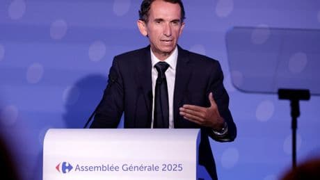 Carrefour renouvelle Alexandre Bompard, cède ses activités en Italie et accuse un résultat net en baisse