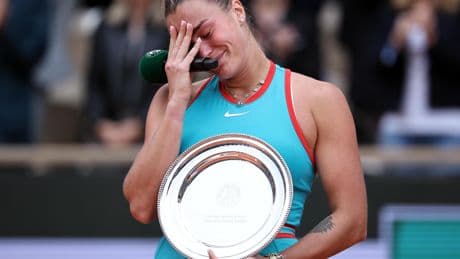 Huilende Aryna Sabalenka wil alles vergeten na verloren finale Roland Garros: ’Alcohol, suiker, tequila en gummibeertjes’