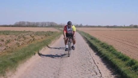 Paris-Roubaix: les images improbables de Mathieu Bastareaud sur les pavés du Nord