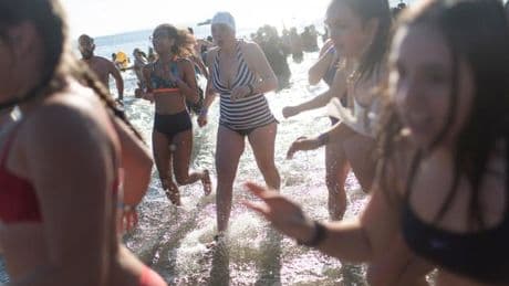 Comment les bains glacés collectifs sont devenus une “activité sociale populaire”