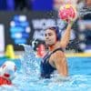 Waterpolosters winnen ruim van China en spelen tussenronde op WK