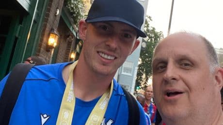Sale de Wembley tras levantar la Community Shield, entra en un pub y paga las cervezas de todos