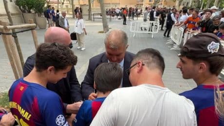 Baño de masas de Laporta y el Barça a su llegada a Valencia