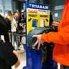 Ryanair veut augmenter la prime qu’il verse aux salariés qui repèrent les bagages trop gros