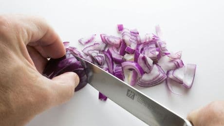 Les scientifiques ont enfin trouvé la solution pour couper les oignons sans pleurer, il était temps