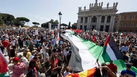 Manifestazione per Gaza a Roma, fischi e slogan anti-sionisti ma la sfilata è pacifica. E stavolta i giovani ci sono