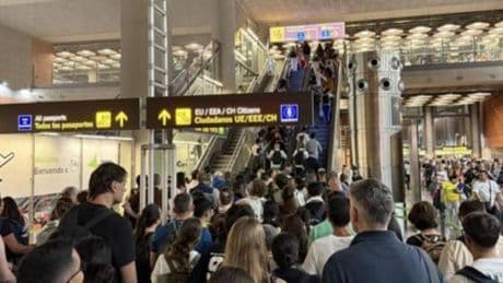 Caos en Barajas: colapso en el control de pasaporte de la T-4S por un fallo informático