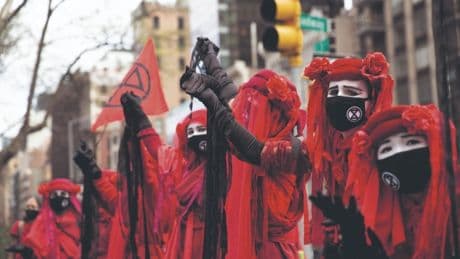 Psychologie - Wie die Drohung mit der Apokalypse zum Machtinstrument wird