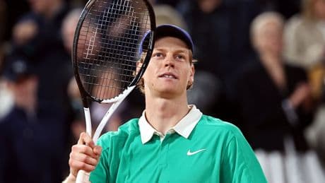 Sinner maakt einde aan wederopstanding Djokovic met eerste finaleplek op Roland Garros