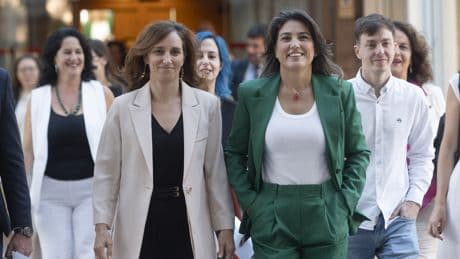 Más Madrid rinde pleitesía a una Mónica García que llama &quot;resentida&quot; a Ayuso en los pasillos