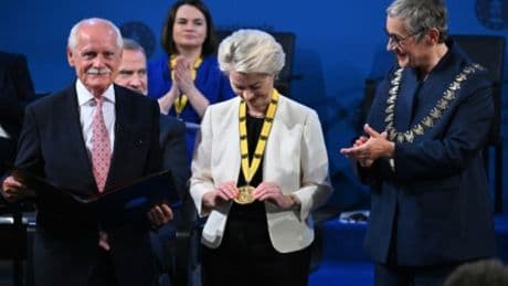 Große Ehre für von der Leyen