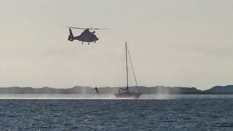 Hubschrauber bringt Sanitäter an Bord - Notfall auf Segelboot vor Spiekeroog