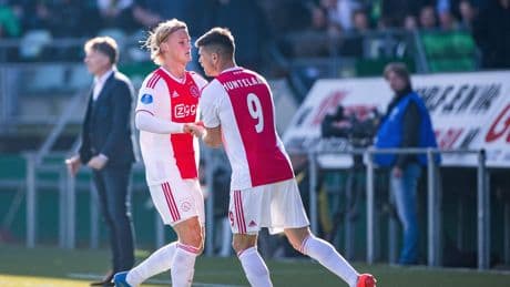 Kasper Dolberg (27) krijgt Wout Weghorst (33) voorgeschoteld bij Ajax: ’Klaas was ook niet makkelijk’