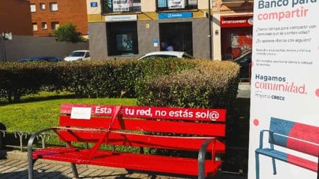 Móstoles instala un &quot;banco para compartir&quot; contra la soledad no deseada