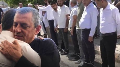 Özel'i karşılarken ayaklarına zincir vurdular