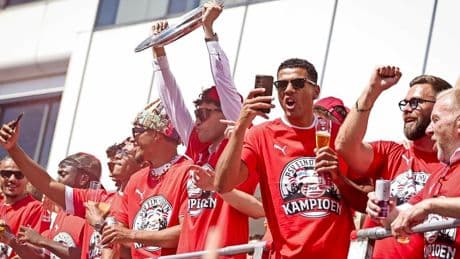LIVE huldiging PSV: Saibari komt ook bij platte kar (bijna) te laat