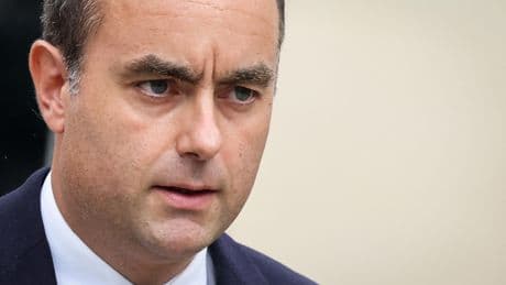 Les Français accueillent froidement la nomination de Sébastien Lecornu à Matignon