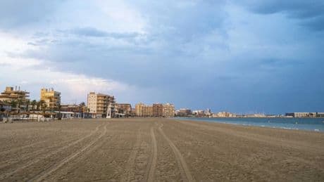 Cierran la Gran Playa de Santa Pola a causa de un vertido de gasoil