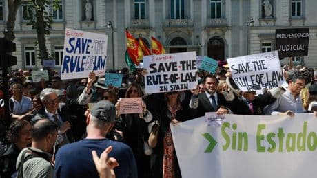 Jueces y fiscales salen a la calle entre gritos de Sánchez, dimisión: “Sin Estado de derecho no hay democracia”