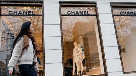 Chanel : malgré une baisse des ventes en 2024, le groupe de luxe maintient ses investissements