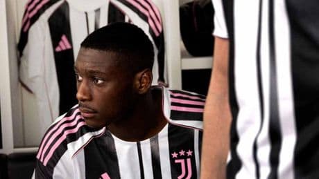 La J con il tocco rosa e il ritorno del colletto iconico: ecco la nuova divisa “home” della Juventus