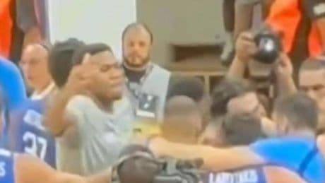 ¡Ni a su peor enemigo! La colleja de Antetokounmpo a un compañero de la que todo el mundo habla