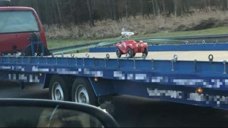 Bobbycar auf Lkw: Dahinter steckt eine ernste Botschaft