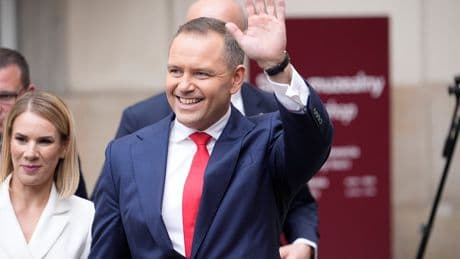 Ancien hooligan, critique de l'UE, opposé à la Russie... qui est le nouveau président polonais, Karol Nawrocki ?