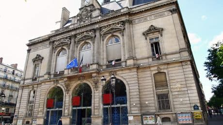 Paris: des familles sans-abris s'installent devant la mairie du 11e arrondissement pour demander un logement